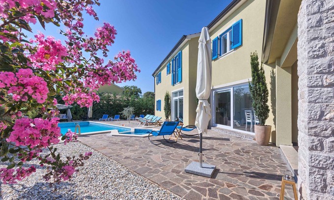 Muzini Villa | Casa vacacional con piscina, sauna y parque infantil