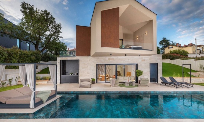 Baderna Villa | Villa Mol - Una impresionante villa contemporánea con una gran piscina privada, jacuzzi y sauna, a poca distancia en coche del mar.
