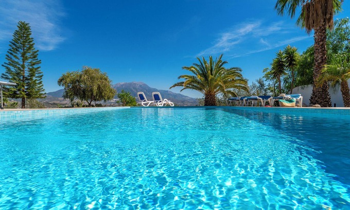 Viñuela Villa | Villa Monterosa con vistas al lago y a la montaña, piscina, jardín y Wi-Fi
