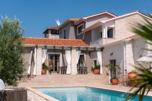 Visnjan Villa | Villa Moonlight 2 for 12 persons near Poreč with private heated pool - 45 m2 & playground