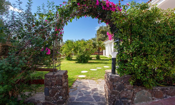 Sas Linnas Siccas Apartamento | Villa Mula a stone's throw from the sea