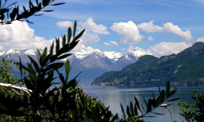 Limonta Villa | Villa cerca de Bellagio, con impresionantes vistas al lago, jardín y estacionamiento privado.