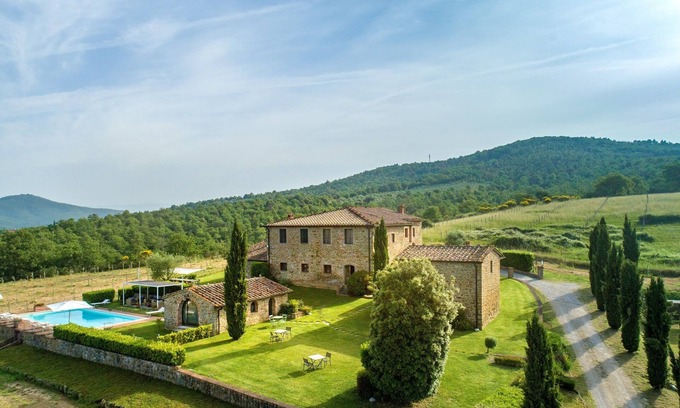Rapale Villa | Villa cerca de Siena con 9 habitaciones, piscina privada climatizada, jacuzzi, sauna y aire acondicionado.