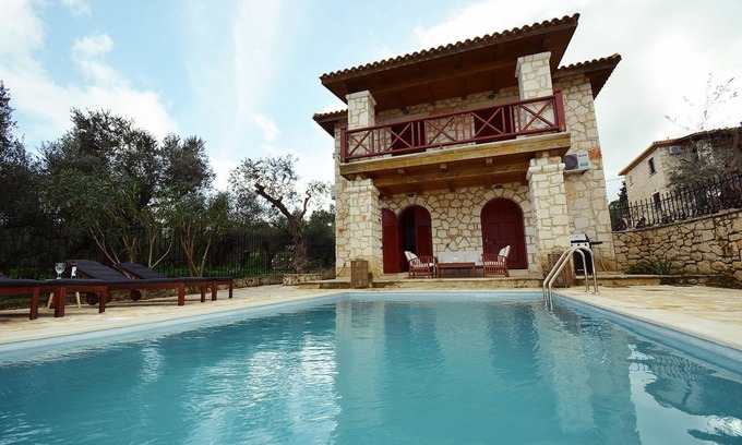 Akrotiri Villa | Villas Jootiq. ¡Combina el concepto tradicional de piedra con la comodidad suprema!