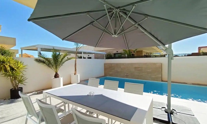 Los Montesinos Villa | Villa 'Neubauvilla Mit Pool Los Montesinos' con vistas al lago, Wi-Fi y aire acondicionado