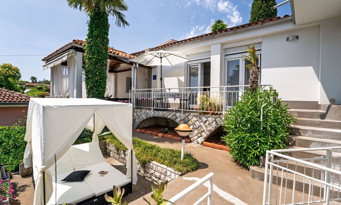 Ika Casa | Villa Nika by Interhome