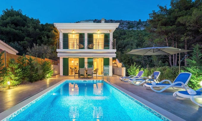 Omis Villa | Villa Nike es una villa nueva en la montaña con vistas al mar cerca de Split y Omis