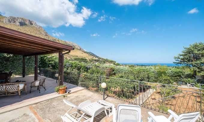Castellammare del Golfo Villa | Hermosa villa con vista al mar con jardín aòazing