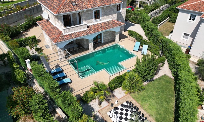 Kornic Casa | Villa NOAH (5 *): casa de piedra, piscina cubierta climatizada, spa, gimnasio, vista al mar