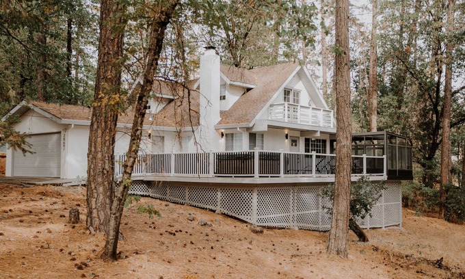 Lakehead-Lakeshore Casa | Villa Nosoni-Nestled between trees near Lake Shasta.