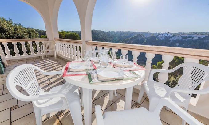 Serpentona Villa | Villa 'Nueva Ii' con vistas a la montaña, piscina compartida y Wi-Fi
