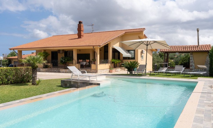 Partinico Villa | Villa 'Oasi Della Pace, Partinico' con vistas a la montaña, piscina privada y Wi-Fi