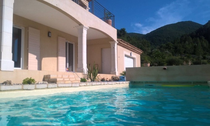 Nyons Villa | Villa de carácter con aire acondicionado, hermoso entorno, bonita vista, piscina climatizada