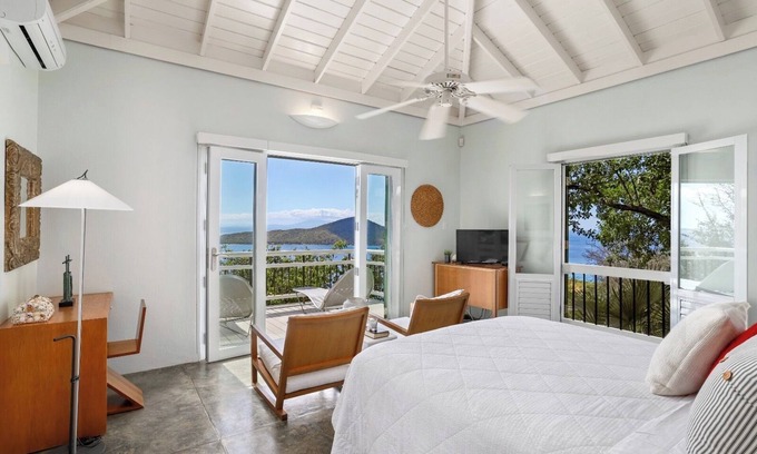 Playa Sardinas I Cama Y Desayuno | Villa offers a private balcony with picturesque views of stunning seascape areas
