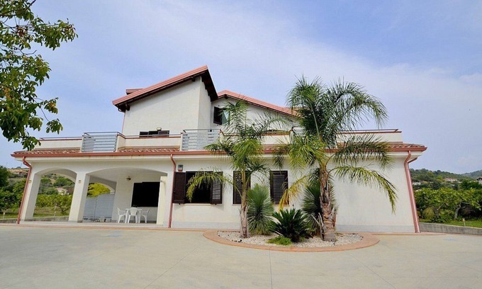 Frascinelle Casa | Villa Olga E: A cozy and welcoming apartment that is part of a villa situated in a quiet location, a few minutes from the town center, with Free WI-FI.