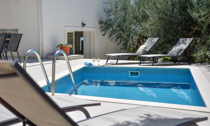 Pisak Villa | 26 ° C Piscina climatizada en casa de nueva construcción cerca de la playa.
