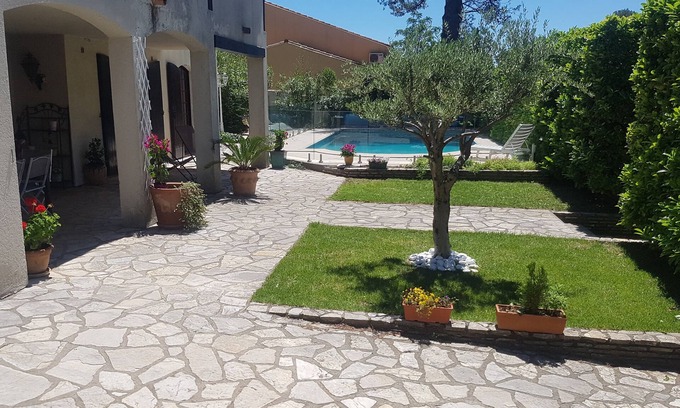 Teyran Villa | Villa en 2700m² de bosque de pinos situado en la cima de un pueblo mediterráneo