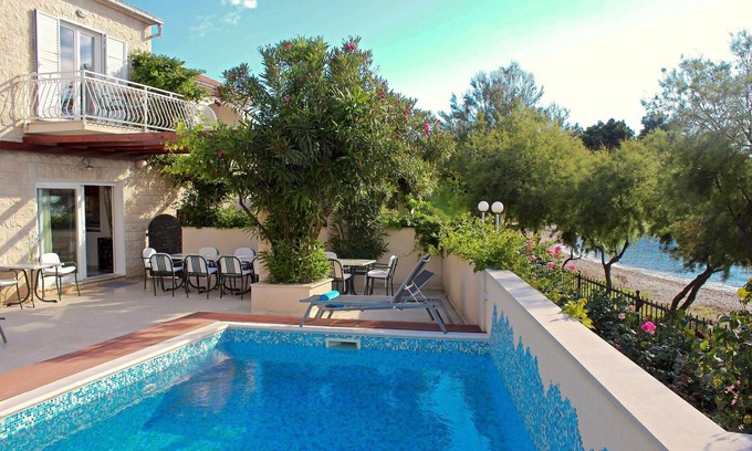 Mirce Villa | Villa en Brac con piscina, a pie de la ciudad y en la playa, villa croata en la playa