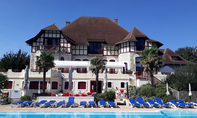 Daumazan-sur-Arize Casa | Villa on estate with 2 swimming pools