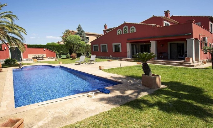 Perelada Villa | "Villa en el campo de golf" con vistas a la montaña, piscina, Wi-Fi, A/C, terraza y jardín