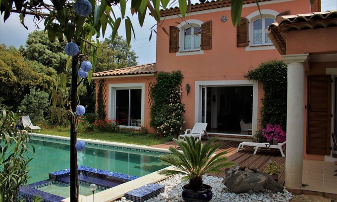 Six-Fours-les-Plages Villa | villa en bancales plantados con hermosa piscina / spa, 1 km del mar