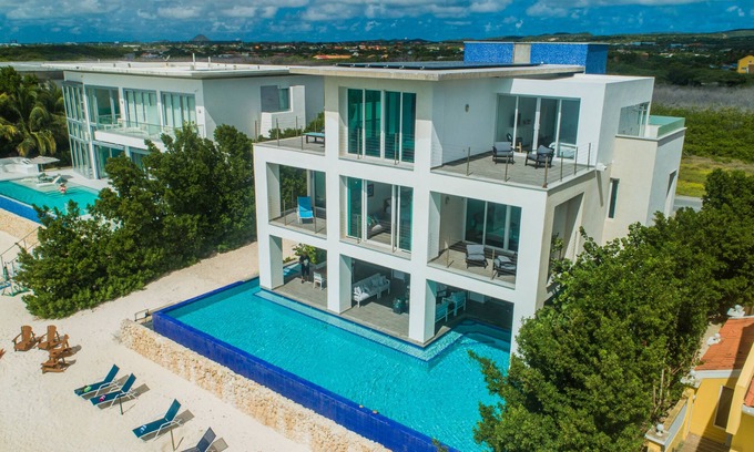 Savaneta Casa | Villa de 6 dormitorios / 5 baños frente a la playa con piscina infinita con vista al Caribe