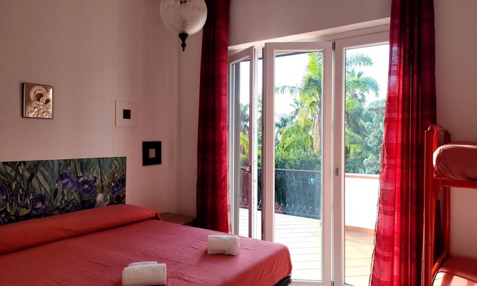 Santa Maria di Castellabate Villa | Villa en dos niveles de gran jardín y plaza de aparcamiento a unos 350 metros del mar