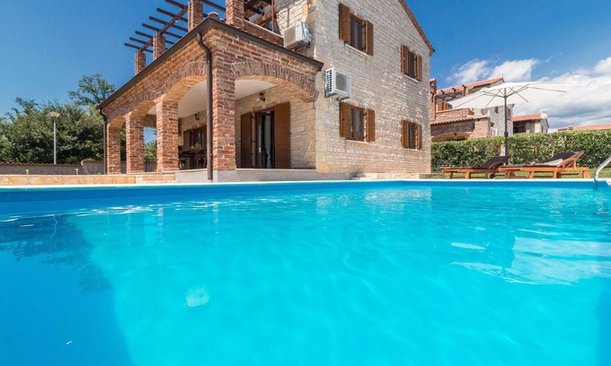 Butkovici Villa | Villa Orlene con piscina, 4 unidades de aire acondicionado, voleibol y cancha de tenis