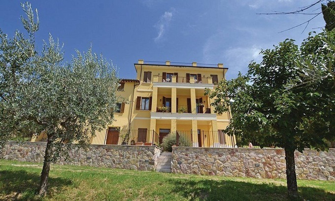 Capodacqua Villa | Villa Ovidia: una antigua granja en tres plantas rodeada de vegetación.
