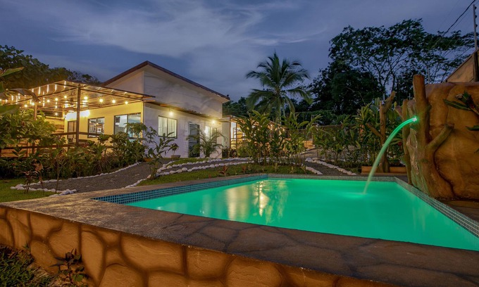 Barrio Pilo Villa | Villa Palmera es un Espacio Acogedor con Amplios Jardines, Piscina, Rancho BBQ
