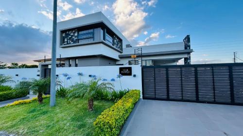 Vacoas-Phoenix Casa | Villa Palmeras - 4 Bedrooms AC Modern Luxury Villa