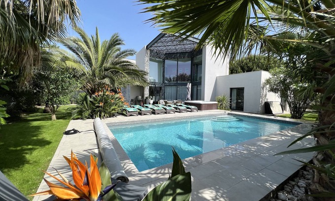 Cap d'Agde Villa | VILLA PALOMA ***** CAP D'AGDE 10 pers. 450 M MAR Piscina climatizada, spa y jardín.