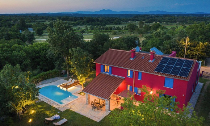 Sajini Villa | Villa Parun Con La Piscina Su refugio privado de las multitudes de la ciudad