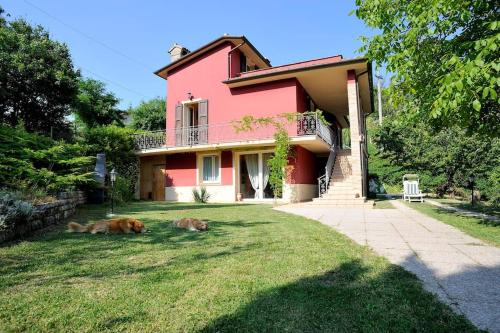 Apecchio Casa | Villa per gruppi fino a 20 persone, con piscina privata, camino e grande giardino nelle colline marchigiane