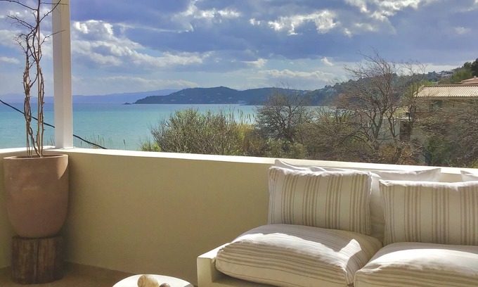Skiathos Town Villa | Villa de 3 dormitorios con impresionantes vistas al mar y deportes acuáticos con descuento