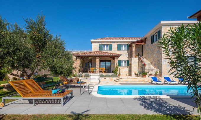 Zrnovnica Villa | Villa Perunia with Pool