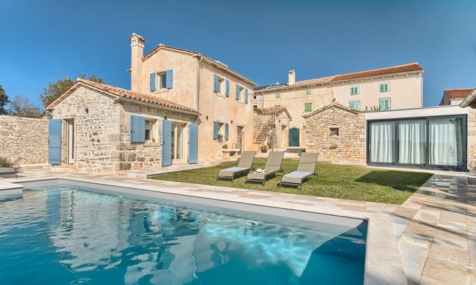 Kurili Villa | Villa Pietra mit Pool