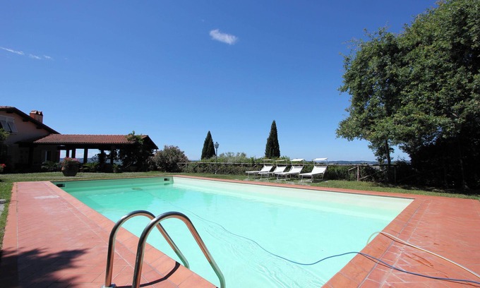 Scandicci Villa | Apartment with pool at Villa Poggio La Leona near Florence