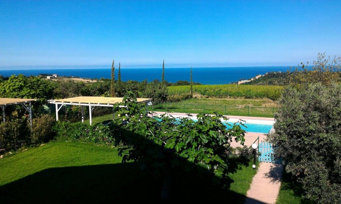 Cupra Marittima Villa | Villa con piscina y jardín con vistas al mar y montaña a 3 km del mar, ideal para familias