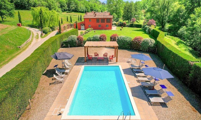 Reggello Villa | Villa Porporina: A characteristic and welcoming two-story ancient tuscan country house surrounded by meadows and by green hills, with Free WI-FI.