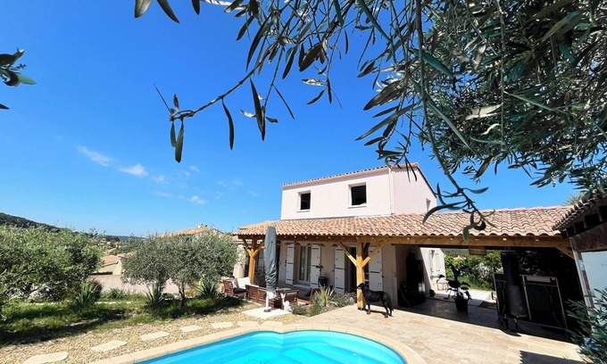 Velaux Villa | Villa provençale 8 pers. with swimming pool, air conditioning, calm and greenery with view.