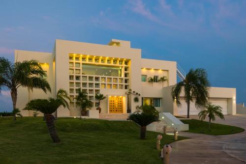 Puerto Juárez Villa | Villa Punta Sam - Beachfront Luxury Villa