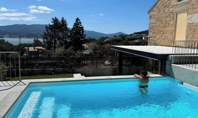 Outes Villa | Villa Ría de Muros (204), con piscina y vistas al mar