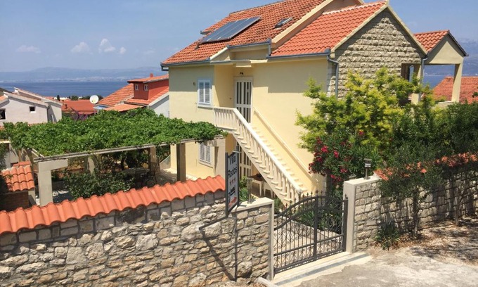Supetar Apartamento | Villa Radoš - 4 Sterne, 3 Apartments für maximal 18 Gäste