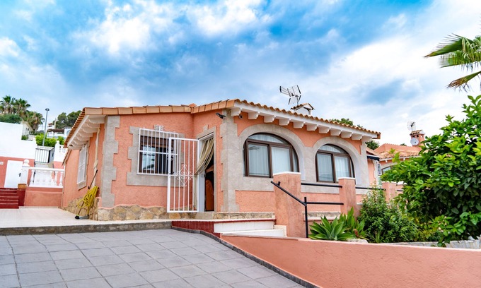 La Nucia Villa | villa a estrenar, piscina, jacuzzi, vista al mar 4 habitaciones 2 baños / calma garantizada