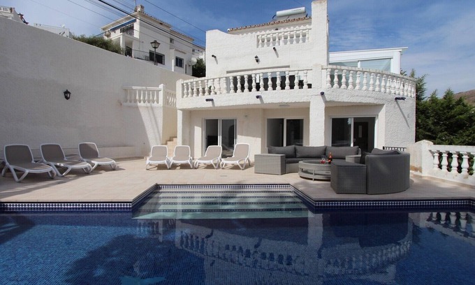 Chimenea Villa | Amplia villa con piscina privada y vistas al campo y las montañas.