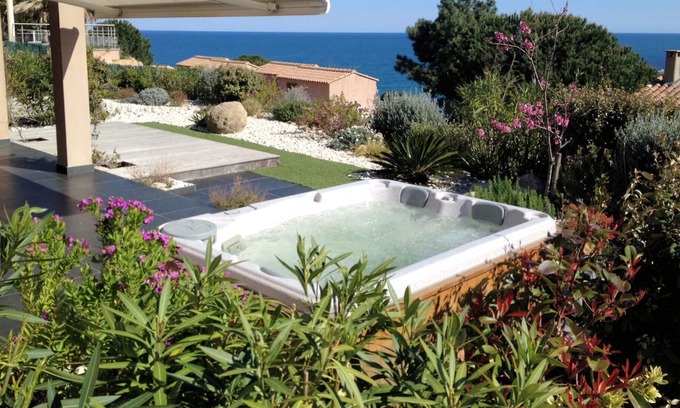 Tarcu Casa | Alquiler de villas en la cala TIKI con vistas al mar de Tarco, tiene un jacuzzi exterior