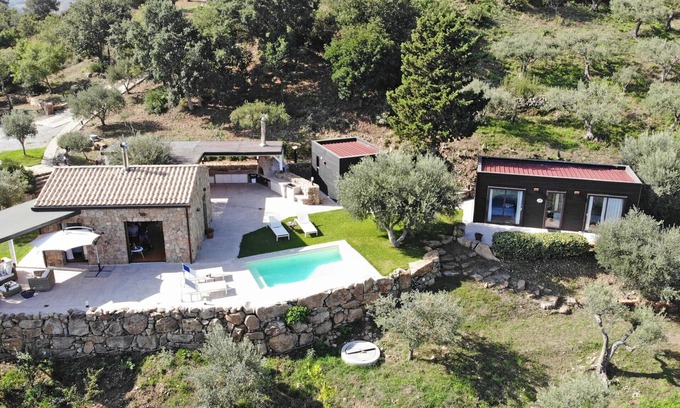 Cefalu Villa | Elegante villa con jardín mediterráneo, piscina privada y excelentes vistas al mar
