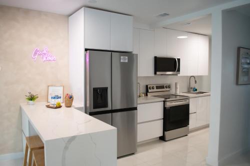 Coral Way Apartamento | Villa Roads - Ideal Stay in Miami - King - Bed Parking - Near Airport, Brickell, Coconut Grove, Little Havana, Wynwood & Calle 8