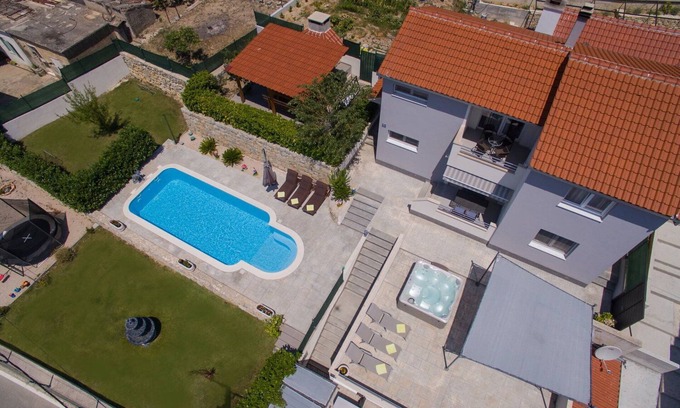 Mravince Villa | Villa Roko con piscina privada climatizada y bañera de hidromasaje.